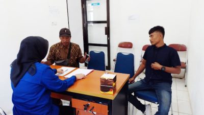 Junaidi pekerja buruh yang dipecat oleh salah satu perusahaan di Kota Bengkulu melaporkan pengaduannya ke Disnaker Kota Bengkulu