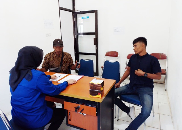 Junaidi pekerja buruh yang dipecat oleh salah satu perusahaan di Kota Bengkulu melaporkan pengaduannya ke Disnaker Kota Bengkulu