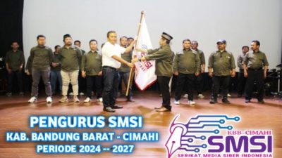 Ketua SMSI Provinsi Jawa Barat, H. Hardiyansyah, S.H (Kiri) menyerahkan Bendera Petaka SMSI kepada Ketua SMSI KBB-Cimahi, M. Imam Machfudi Noor (Kanan)