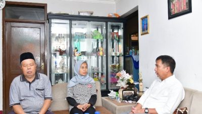 Penjabat Gubernur Jabar Bey Machmudin takziah ke rumah duka salah satu korban TPPO di Parungseah, Kecamatan Sukabumi, Kabupaten Sukabumi, Selasa (17/9/2024)