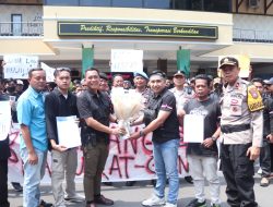 Mahasiswa Beri Bunga untuk Polres Lumajang, Bentuk Apresiasi Pengungkapan Kasus Ganja