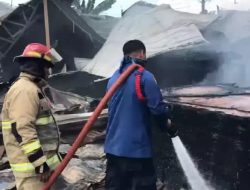 Gudang Tripleks di Kranji Bekasi Terbakar