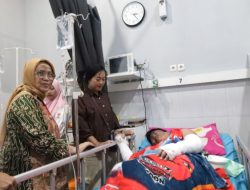 Pj. Bupati Lumajang Tinjau Korban Kebakaran PT CBI, Alhamdulillah Kondisinya Kini Membaik