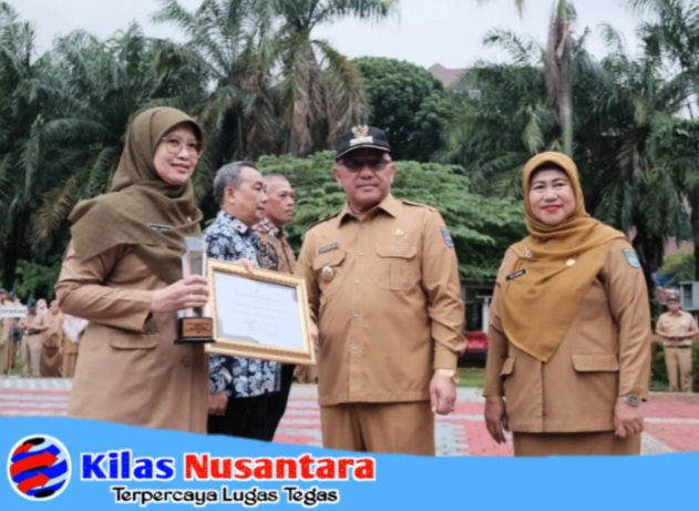 Wali Kota Depok M.Idris saat penyerahan penghargaan kepada kepala Dinkes Mary Liziawati