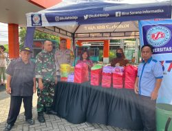 Polsek Bekasi Utara Tebar Berkah Ramadhan, Bagikan takjil berupa nasi box Gratis untuk Pengguna Jalan