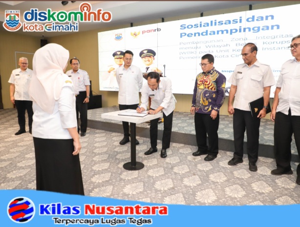 Wali Kota Cimahi Letkol (Purn) Ngatiyana, S.I.P melakukan penandatanganan pakta zona integritas dalam rangka perwujudan Wilayah Bebas Korupsiatau Wilayah Birokrasi Bersih Melayani