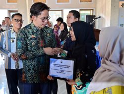 Bupati Egi Salurkan Insentif Kepada 5.160 Guru Honorer