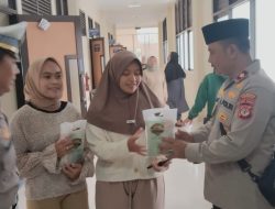 Kompol Ade Rahmat S.Pd, M.H Beserta Anggota Polsek Cicalengka Laksanakan Pembagian Takjil Di RSUD Cikopo