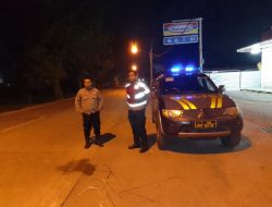 Anggota Polsek Cikancung Polresta Bandung Laksanakan Patroli Jelang Sahur Sebagai Antisipasi Balapan Liar