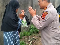 Ramadhan Penuh Berkah, Polsek Pameungpeuk bagi-bagi Takjil kepada Masyarakat