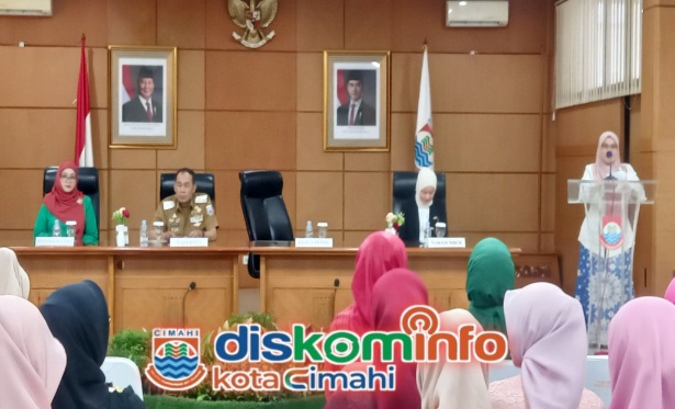 Ketua TP - PKK Kota Cimahi Midjiati Ningsih Ngatiyana saat menyampaikan sambutan di seminar TP-PKK Pada Peringatan Hari Kartini 2025