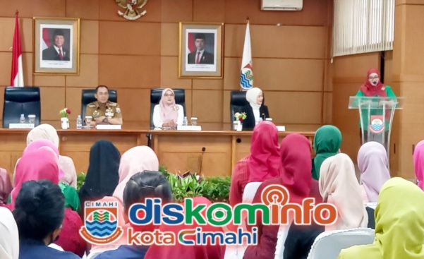 Kepala DP3AP2KB Kota Cimahi Fitriani Manan saat menyampaikan sambutan di seminar TP-PKK Pada Peringatan Hari Kartini 2025
