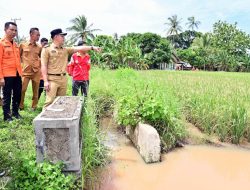 Susuri Lokasi Banjir, Bupati Egi Serahkan Bantuan ke Warga Terdampak di Desa Merak Belantung