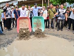 Ikut Mancing dan Bakar Lele di Lokasi Jalan Rusak, Bupati Egi Janji Perbaiki Tahun Ini
