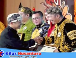 Bupati Monadi Terima Penghargaan dari Menteri Pendidikan Dasar dan Menengah RI di Festival Tunas Bahasa Ibu Nasional
