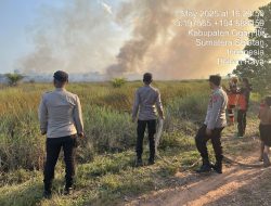 Lahan Gambut Terbakar, Personel Polsek Indralaya dan BPBD Laksanakan Mitigasi dan Upaya Pemadaman