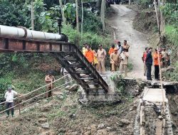 Gabungan Pemprov JatimJembatan Putus Akibat Banjir Bandang Disurvei Tim Gabungan Pemprov Jatim
