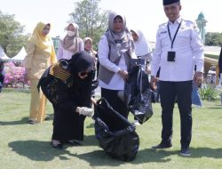 Ning Marisa Pimpin Aksi Bersih-Bersih Sampah di Alun-alun Kota Kraksaan