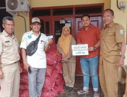 Diperta Serahkan Bantuan Hibah Benih Bawang Merah
