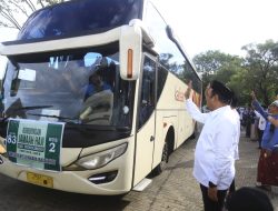 Wabup Fahmi Melepas Secara Resmi Jemaah Haji Kloter 83  Kilasnusantara