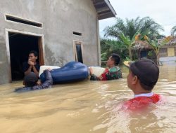 Pemerintah Daerah Hadir Layani Warga Terdampak Banjir di Bayung Lencir