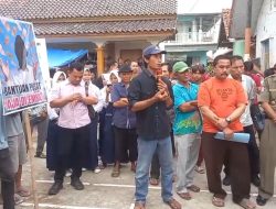 Desa Ujunggebang Memanas dan bergejolak, Warga Kepung Balai Desa, Tuntut Mundur Kuwu Tariman