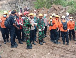 Dandim 0614/Kota Cirebon Saksikan Proses Evakuasi Korban Longsor Galian C di Argasunya