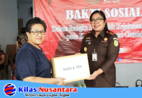 Kepala Kejaksaan Negeri Cimahi Nurintan Marolop Novianti Oktaviana Sirait, S.H.,M.H., saat memberikan bantuan paket sembako di Yayasan Rumah Pemulihan Permata ''Noah", senin (25/08/2025)