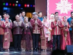 Bangga Warisan Budaya, Bupati Panca dan Ketua Dekranasda OI Tikha Alamsjah Tampilan Songket Motif Padi Pegagan