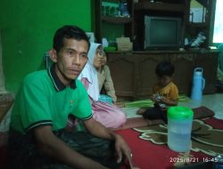 ‎Sudah 17 Hari Tak Bisa Bekerja, Holid Warga Kampung Totopong Harus Tanggung Enam Anak dan Ibu Jompo Akibat terperosok Jalan Rusak yang tak kunjung dibangun pemdes Cipicung