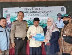 Kepala Desa Sumbermujur Membagikan BLT-DD Kepada Masyarakat dengan Tepat Sasaran