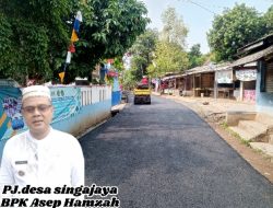 ‎Penjabat Kepala Desa Singajaya, Asep Hamzah, saat meninjau langsung pembangunan infrastruktur desa yang bersumber dari Bantuan Keuangan Kabupaten Bogor Tahun 2025.  ‎