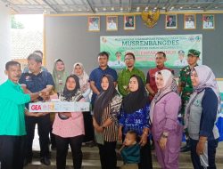 Kader Posyandu Desa Cempaka Timur Terima Bantuan Alat Kesehatan, Pakaian Batik, dan Pakaian Olahraga