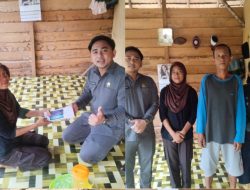 Dukung Semangat Belajar, Anggota DPRD Ogan Ilir Eko Satria Asnan Berikan Hadiah HP ke Prisa