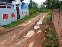 Kondisi Jalan Pertahanan Ujung, Lorong Bahri RT 073  Blok Adi Posay Plaju Belakang Memprihatinkan