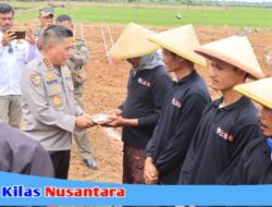 Kabaharkam Polri Pimpin Penanaman Jagung di Indramayu