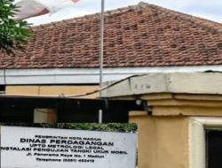 Di Biarkan Nyaris Putus Bendera Merah Putih Berkibar di Dinas Perdagangan Kota Madiun