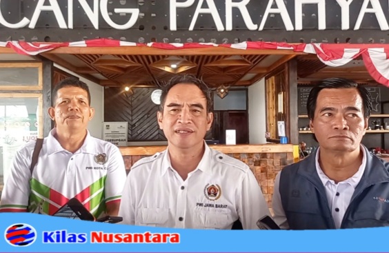 Plt. Ketua PWI Jawa Barat, Achmad Syukri (Tengah) didampingi Ketua PWI Kota Cimahi Ganda Tampubolon (Kiri).serta Sekretaris PWI Kota Cimahi Harold saat konferensi Pers usai Raker PWI tahun 2025