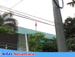 Di Biarkan Bendera Merah Putih Bak Gulungan Kain ,Di PLN Gardu Induk Manisrejo Madiun , Saling Jerat Dan Mengikat Di Tiangnya