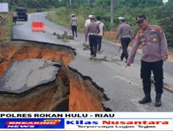 Sat Lantas Polres Rohul Gerak Cepat Tinjau Lokasi Longsor, di Jalan Lintas Rokan IV Koto Banjar Datar