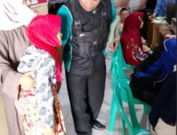 ‎Pjs Kepala Desa Bunikasih Tunjukkan Kepedulian, Bantu Lansia Urus KTP Elektronik
