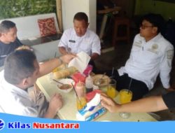Camat Parigi Ruhandi Makan Lesehan di Warung Batagor, Tunjukkan Kepemimpinan Yang Dekat Dengan Rakyat