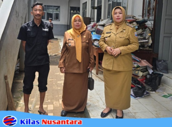 Camat Cimahi Selatan Rika Martiana, S.STP (kanan) dan Lurah Utama Sri Astuti, SE., MM (Tengah) saat meninjau SMK/MTS Mohamad Toha Cimahi Paska banjir yang terjadi di wilayah Kelurahan Utama