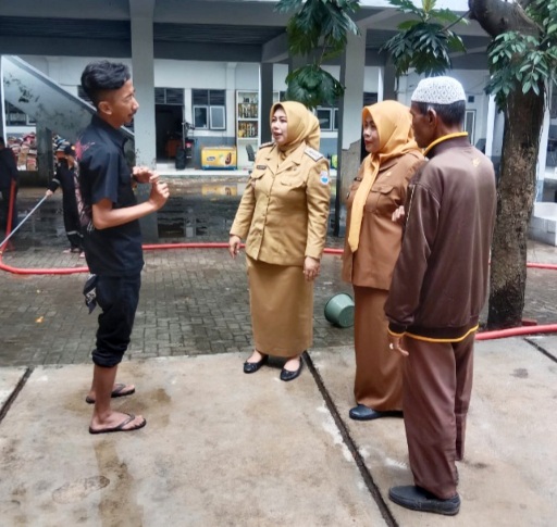 Camat Cimahi Selatan Rika Martiana, S.STP dan Lurah Utama Sri Astuti, SE., MM saat meninjau SMK/MTS Mohamad Toha Cimahi Paska banjir yang terjadi di wilayah Kelurahan Utama