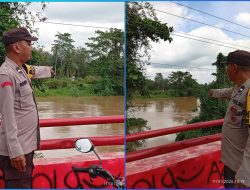 Polsek Muara Kuang Lakukan Pengecekan Debit Air dan Arus Sungai Ogan, Antisipasi Potensi Banjir