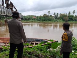 Antisipasi Banjir dan Tanah Longsor di Wilayah Hukumnya, Polsek Rantau Alai Gelar Patroli Cek Debit Air Sungai Ogan