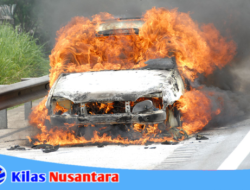 Dapat Laporan, Petugas Damkar Cimahi Gerak Cepat Padamkan Mobil Terbakar