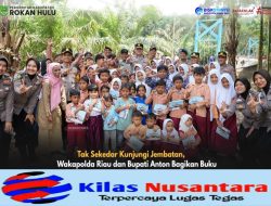 Tinjau Jembatan Gantung di Rohul, Wakapolda Riau dan Bupati Anton Bagikan Buku ke Pelajar