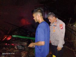Kapolsek Ibun IPTU Deny  Fourtjahjanto S.H, bersama Anggota Polsek Ibun Polresta Bandung Datangi TKP Kebakaran Rumah Warga di Wilayah Desa Cibeet