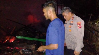 Kapolsek Ibun IPTU Deny  Fourtjahjanto S.H, bersama Anggota Polsek Ibun Polresta Bandung Datangi TKP Kebakaran Rumah Warga di Wilayah Desa Cibeet